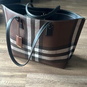 NWOT Burberry tote